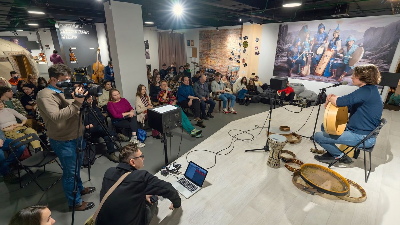 A lecture-concert on rhythmic traditions in a museum: Erik playing to a full hall