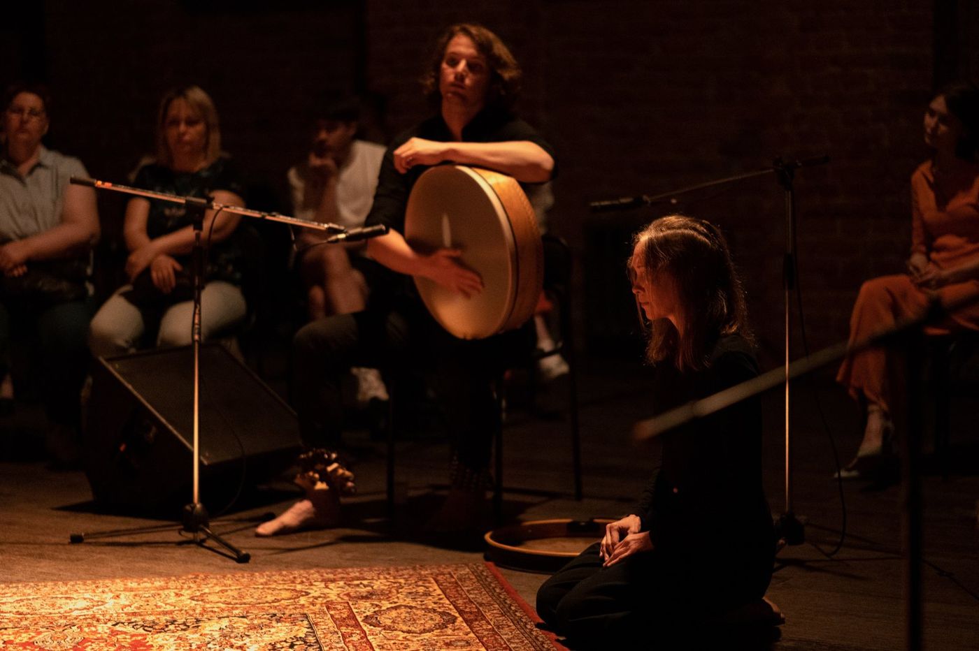 “DÖR” — Erik Markovsky playing among the audience
