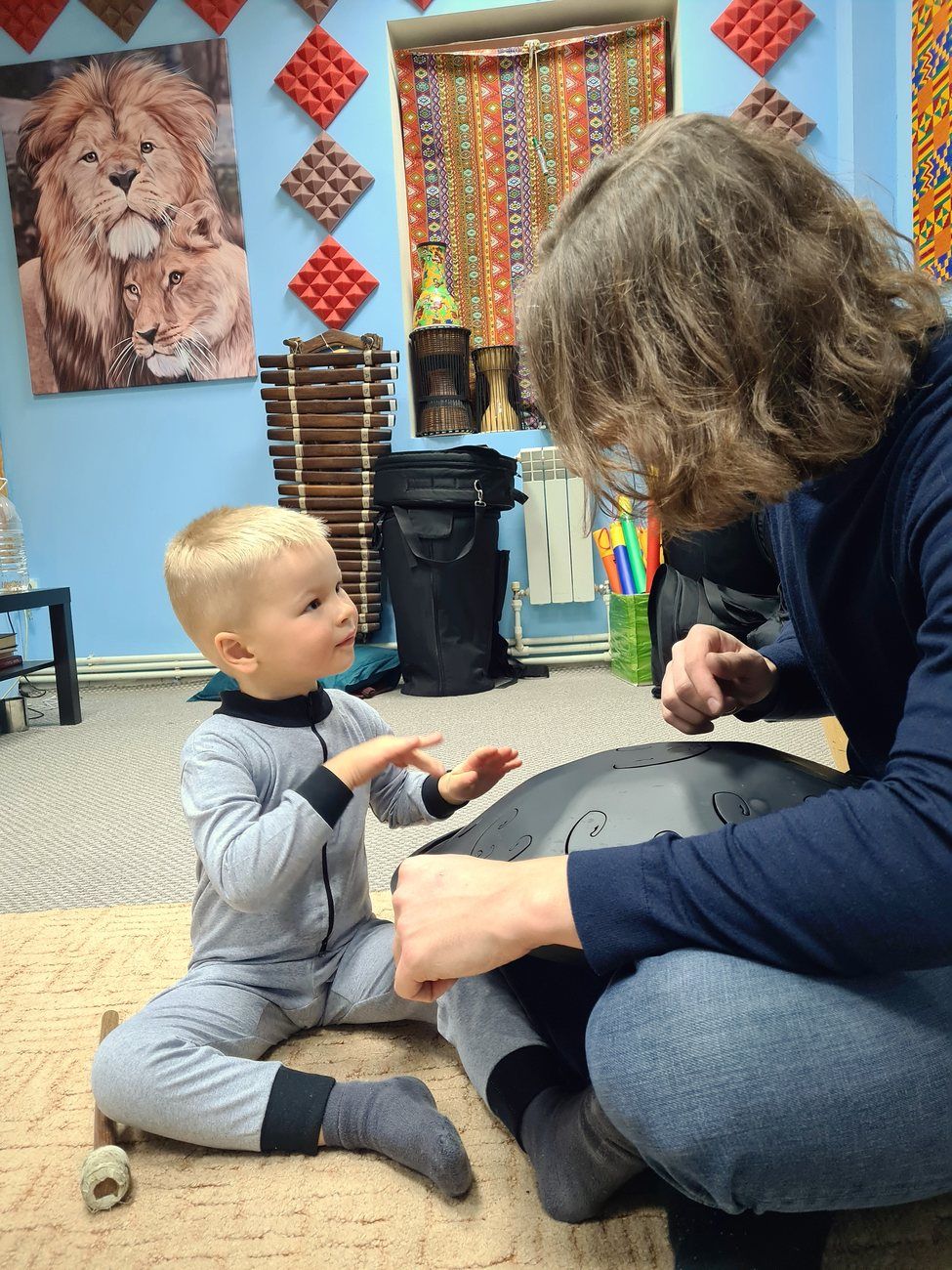 A lesson with a toddler: first acquaintance with the handpan