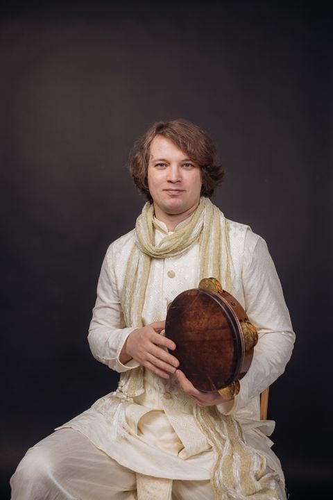 Portrait with a riq